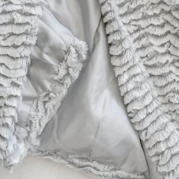 Betsey Johnson Size M/L White Gray Faux Fur Vest with Satin Lining - Picture 6 of 8